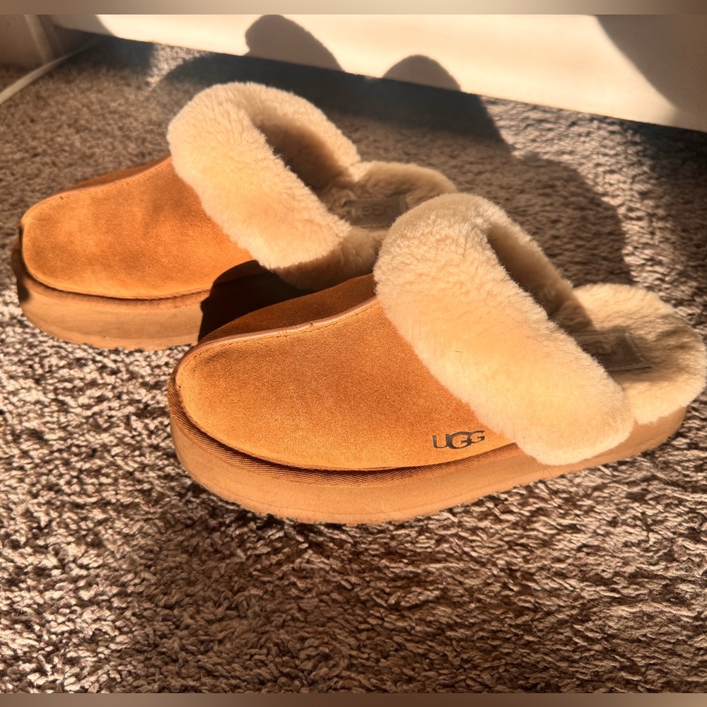 Women’s UGG Disquette Sheep Skin Outdoor Slippers Size 9, fit like an 8